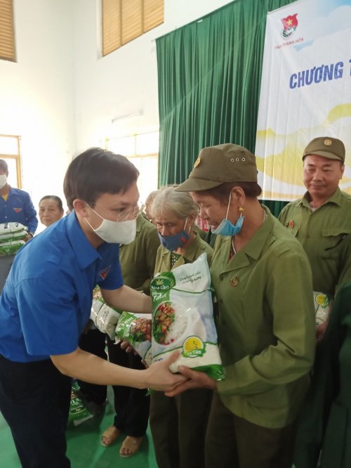 BTV Tỉnh đoàn tặng gạo cho các cựu TNXP trong mùa dịch COVID (2).jpg