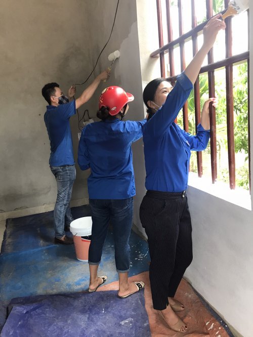 TNTN hỗ trợ chỉnh trang nhà cửa cho bà Nguyễn Thị Hồ - cựu TNXP.jpg