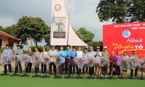 tp_Hội Liên hiệp thanh niên Việt Nam tỉnh Thanh Hóa đã tặng quà cho 20 gia đình chính sách của xã Yên Trường (1).jpg