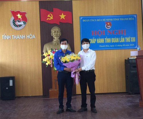 đồng chí Nguyễn Quốc Thanh - Phó Trưởng Ban Dân vận Tỉnh ủy tặng hoa chúc mừng đồng chí Lê Văn Châu (1).jpg