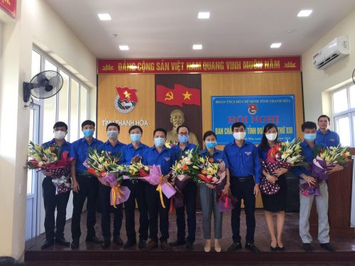 Thường trực Tỉnh đoàn tặng hoa chúc mừng các đồng chí được bầu bổ sung vào Ban Chấp hành Tỉnh đoàn khóa XVIII nhiệm kỳ 2017-2022 (1).jpg