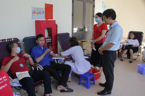 2. Đại diện lãnh đạo Nhà trường, Hội chữ thập đỏ tỉnh thăm hỏi các tình nguyện viên.jpg