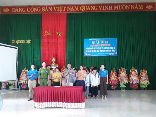 3. Ký kết ra mắt và thực hiện Mô hình Cổng trường an toàn giao thông tại xã Quang Lộc.jpg