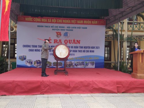 Đc Lương Văn Hoàn- Phó BT Thường trực Huyện ủy lên đánh trống phát động.jpg