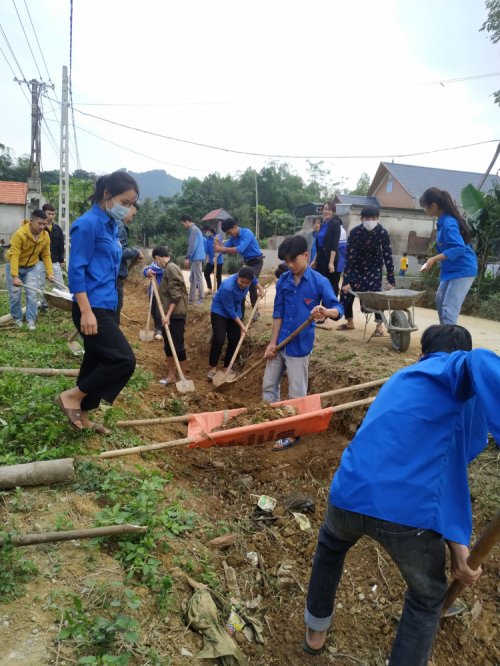 Các bạn ĐVTN thực hiện dọn dẹp vệ sinh môi trường tại thôn Đồng Phông và Khe Xanh.jpg