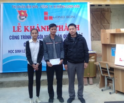 ảnh 2 lãnh đạo cong ty xi măng Long Sơn trao số tiền còn lại cho gia đình em Vũ Thị Thu Hoài.jpg