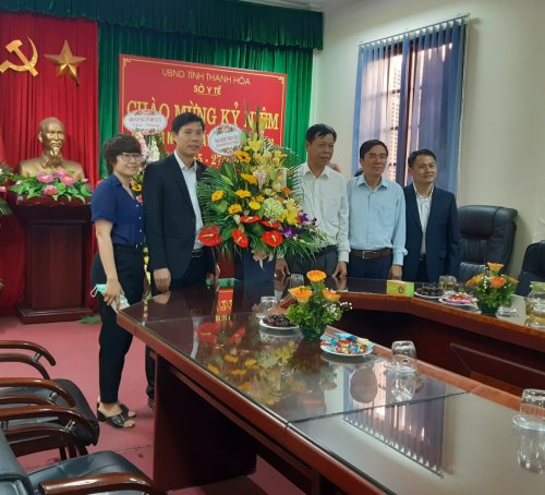 Đồng chí Nguyễn Hữu Tuất - Phó Bí thư Tỉnh đoàn đến thăm và chúc mừng tập thể lãnh đạo, cán bộ Sở Y tế tỉnh Thanh Hóa.jpg