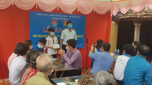 Đại diện lãnh đạo xã Định Hưng trao hỗ trợ cho gia đình em Hải.jpg