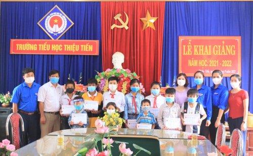 Tuổi trẻ Thiệu Hoá tăng quà cho 10 em học sinh có hoàn cảnh khoá khăn xã Thiệu tiến.jpg