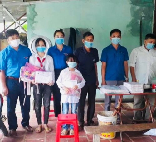 Em Trang và em Hải ở xã Minh Tâm mồ côi cả cha lẫn mẹ trong đó em Hải bố mẹ mất do nhiễm HIV và em cũng đang bị nhiemx HIV.jpg