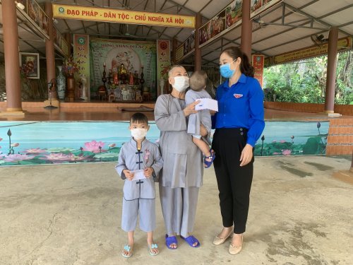 Thăm tặng quà hai em Cát Tường, Phú Quý ở chùa Yên Lộ bị bỏ lại ở chùa được các Sư Cô nhận nuôi.jpg