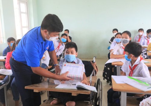 trao quà cho học sinh khuyết tật của trường THCS Thiệu Hòa.jpg