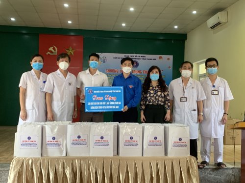 Đồng chí Đinh Thị Thanh Hà - Phó Bí thư Đảng ủy Khối và đồng chí Hoàng Mạnh Cường trao tặng quà cho đại diện tại Bệnh viện 71TW.jpg