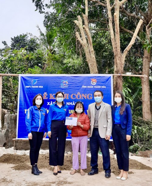 ảnh 2. Lãnh đạo VNPT Thanh Hóa trao hỗ trợ kinh phí xây dựng ngôi nhà nhân ái cho hộ gia đình chị Phan Thị Ân.jpg