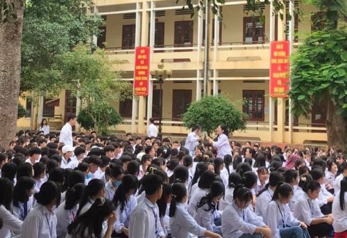 Đoàn trường THPT Bá Thước Tuyên truyền biển đảo 2.jpg