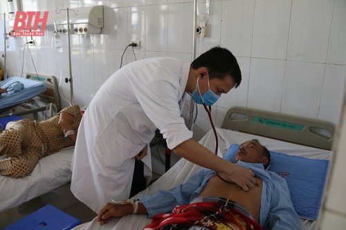 Bác sĩ Trịnh Đình Hoàng đam mê nghiên cứu khoa học vì bệnh nhân.jpg