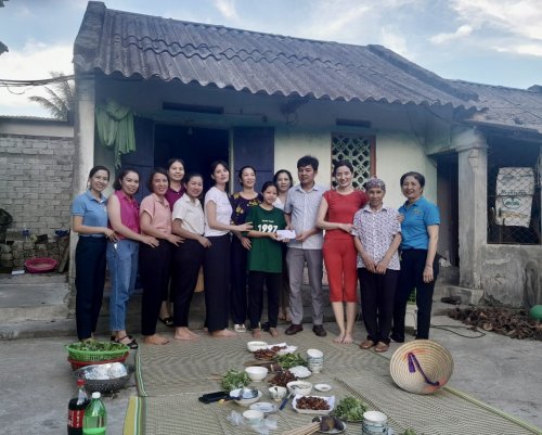 7351bd20875b726d1 (1)Các mẹ Bệnh viện Nhi Thanh Hóa nhận đỡ đầu học sinh mồ côi học giỏi tại xã Quảng Hòa.jpg