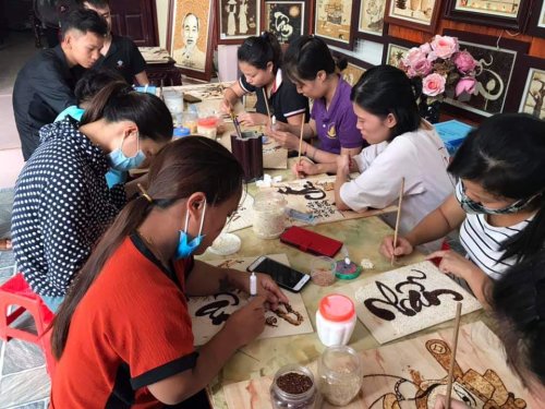 Chàng trai khuyết tật Cao Văn Tuân truyền cảm hứng cho những mảnh đời bất hạnh bằng nghề vẽ tranh gạo.jpg