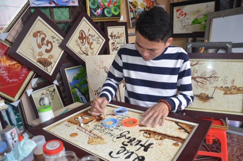 b079732e5d5b911d1Chàng trai khuyết tật Cao Văn Tuân truyền cảm hứng cho những mảnh đời bất hạnh bằng nghề vẽ tranh gạo.jpg 1.jpg
