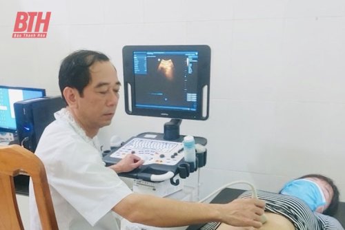 Bác sĩ Nguyễn Ngọc Hòa siêu âm chẩn đoán bệnh cho bệnh nhân..jpg