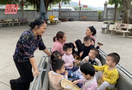 Các em nhỏ được gia đình anh Nguyễn Văn Chung nhận nuôi.jpg
