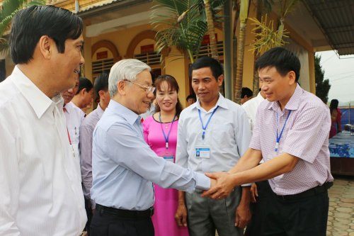 TBT Nguyen Phu Trong tham nhan dan Ha Tinh.jpg