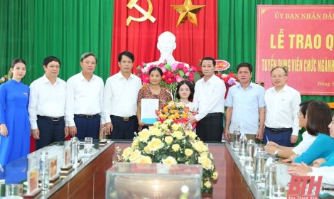 Chủ tịch UBND tỉnh Đỗ Minh Tuấn trao quyết định tuyển dụng viên chức ngành giáo dục và đào tạo cho cô giáo Lê Thị Thắm