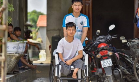 Nam sinh 10 năm được bạn cõng tới trường tốt nghiệp ĐH Bách khoa loại giỏi
