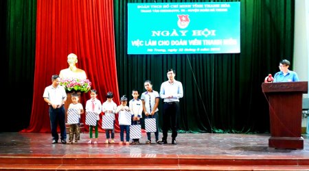 Trung tâm hướng nghiệp, DN & GTVLTNTH phối hợp với BTV Huyện đoàn Hà Trung tổ chức Ngày hội việc làm cho ĐVTN.