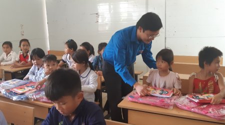 Đoàn Thanh niên Bộ Tư pháp, Tỉnh đoàn và Sở Tư pháp tặng quà người dân và các em học sinh vùng lũ Quan Hóa