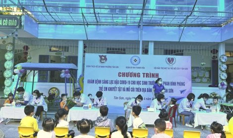 Khám sàng lọc hậu COVID-19 cho học sinh trường mầm non và trẻ em khuyết tật, mồ côi trên địa bàn phường Tân Sơn.