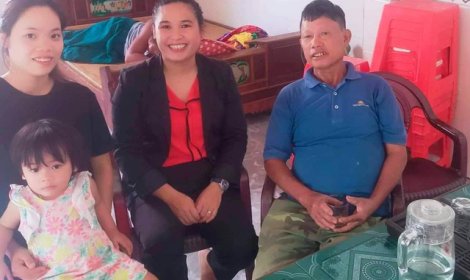 Nhặt được 2 cây vàng, người phụ hồ đem trả, được hậu tạ bằng một món quà
