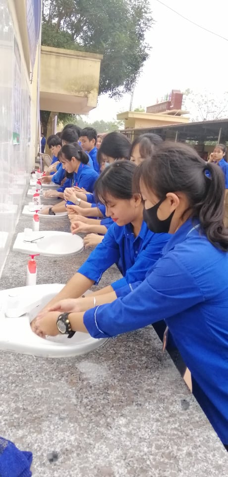 Đo&agrave;n Trường THPT Như Thanh II tổ chức gắn điểm rửa tay.jpg
