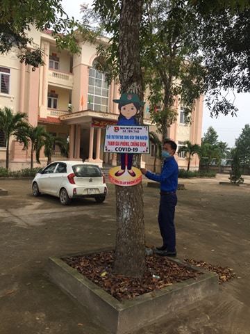 Đo&agrave;n x&atilde; Y&ecirc;n Thọ gắn h&igrave;nh nộm tuy&ecirc;n truyền ph&ograve;ng, chống dịch Covid-19.jpg