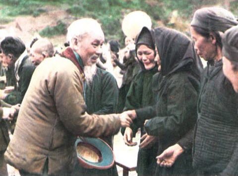 anh-Bac-Ho-voi-nhan-dan.jpg