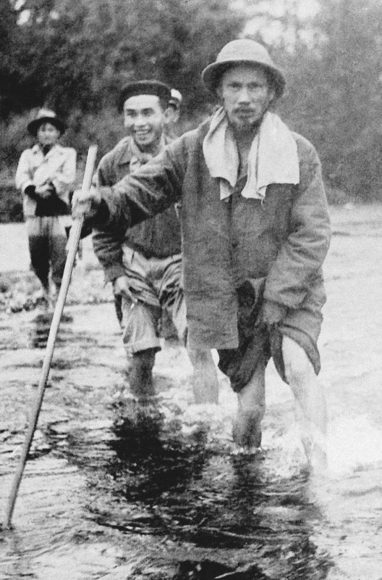 hinh-anh-Bac-Ho-trong-chuyen-di-tham-chien-khu-Viet-Bac-382x580.jpg