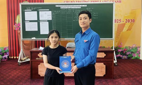 THĂM HỎI, ĐỘNG VIÊN CÁC EM HỌC SINH CÓ HOÀN CẢNH KHÓ KHĂN HỌC TẬP TỐT TRƯỚC KỲ THI VÀO LỚP 10 NĂM 2025