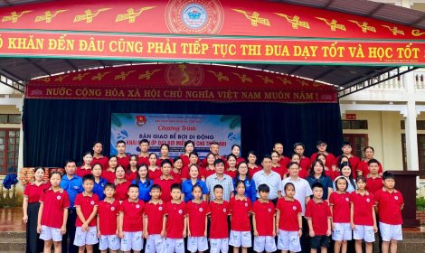 TỈNH ĐOÀN THANH HÓA TRAO TẶNG BỂ BƠI DI ĐỘNG, KHAI MẠC LỚP DẠY BƠI CHO THIẾU NHI TẠI XÃ CẨM THỦY