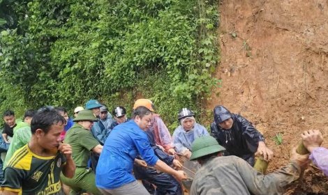ĐOÀN XÃ CỔ LŨNG HUY ĐỘNG HƠN 100 ĐOÀN VIÊN, THANH NIÊN HỖ TRỢ GIA ĐÌNH BỊ ẢNH HƯỞNG DO SẠT LỞ