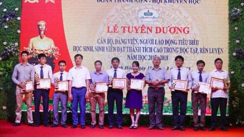 đảng vi&ecirc;n được tổng li&ecirc;n đo&agrave;n viet nam cap bằng lao động s&aacute;ng tạo.JPG