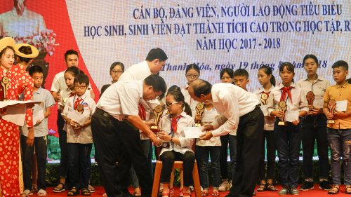 học sinh nghieo vượt kh&oacute; vươn l&ecirc;n trong học tập.JPG