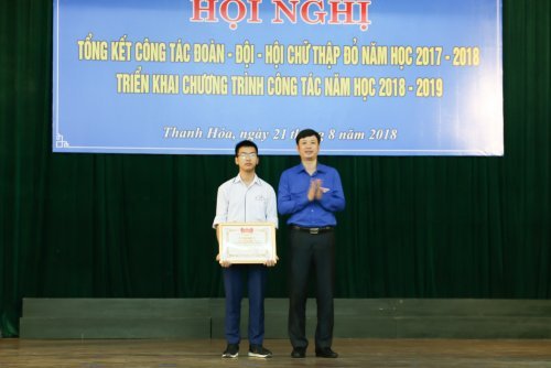 B&iacute; thư trao bằng khen cho học sinh đạt giải cao tại kỳ thi Olimpic quốc tế.jpg