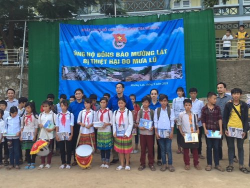 Đo&agrave;n c&ocirc;ng t&aacute;c trao đ&ocirc;ng d&ugrave;ng học tập.s&aacute;ch, vở, b&uacute;t,, cho c&aacute;c em học sinh trường PTDT b&aacute;n tr&uacute;  v&agrave; THCS Tam Chung, huyện Mường L&aacute;t.JPG