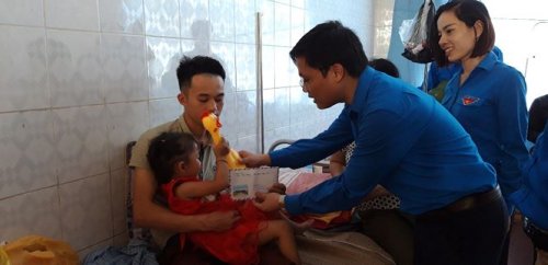 Đồng ch&iacute; Ho&agrave;ng Văn Thanh - Ph&oacute; B&iacute; thư Tỉnh đo&agrave;n trao hỗ trợ 5 triệu đồng cho mỗi hộ bị chết v&agrave; mất t&iacute;ch.jpg