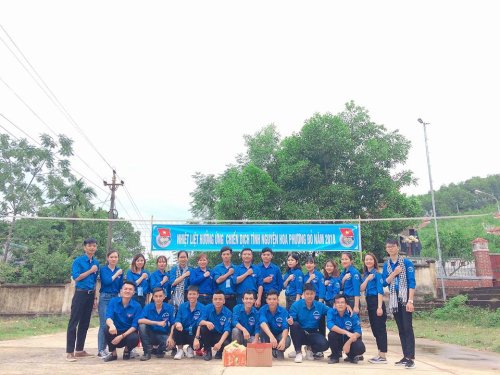 Như Thanh ra qu&acirc;n Hoa phượng đỏ.jpg
