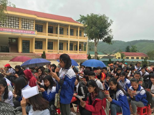 Thạch Th&agrave;nh học sinh tham gia đặt c&acirc;u hỏi trong buổi tư vấn.jpg