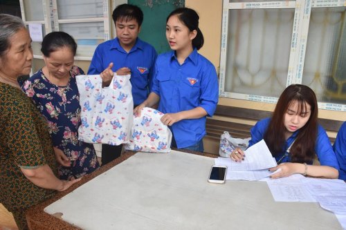 ĐVTN bệnh viện đa khoa huyện Đ&ocirc;ng Sơn kh&aacute;m bệnh v&agrave; tặng qu&agrave; cho c&aacute;c hộ ngh&egrave;o.jpg