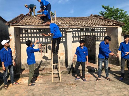 ĐVTN huyện Thường Xu&acirc;n gi&uacute;p g&oacute;p ng&agrave;y c&ocirc;ng sửa chữa nh&agrave; cho hộngheof.jpg