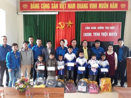 Huyện đo&agrave;n Quan Sơn phối hợp với B&aacute;o Thanh H&oacute;a, Đo&agrave;n Thanh ni&ecirc;n Cảng h&agrave;ng kh&ocirc;ng Thọ Xu&acirc;n trao tặng qu&agrave; trong th&aacute;ng Thanh ni&ecirc;n.jpg