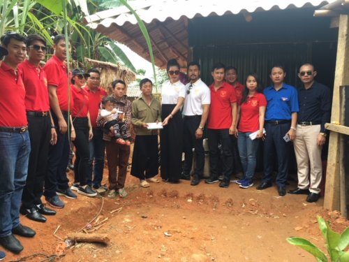 Hoa hậu Qu&yacute; b&agrave; B&ugrave;i Thị H&agrave; (&aacute;o trắng) tặng qu&agrave; cho hộ gia đ&igrave;nh c&oacute; người th&acirc;n bị chết vầ mất t&iacute;ch do trận lũ vừa qua..JPG